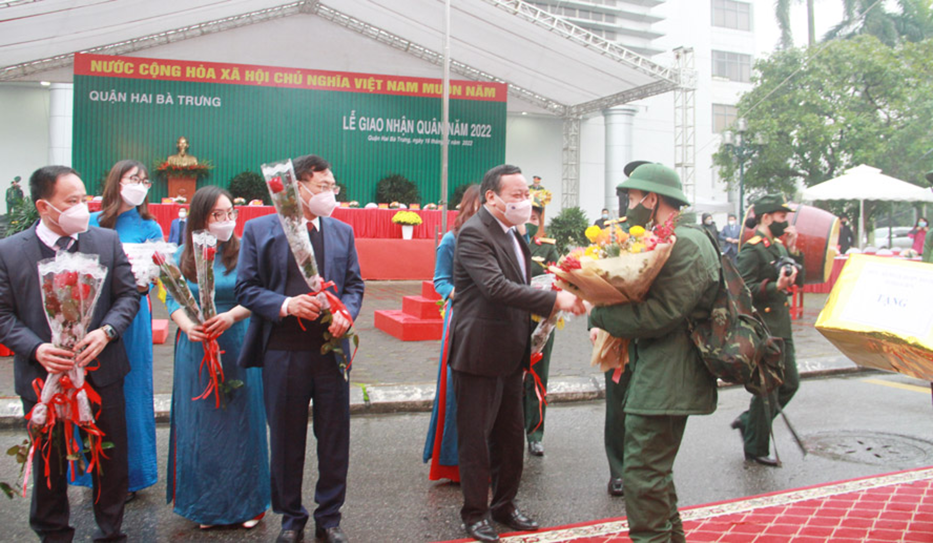 Phó Bí thư Thành ủy Nguyễn Văn Phong động viên tân binh quận Hai Bà Trưng trong ngày nhập ngũ