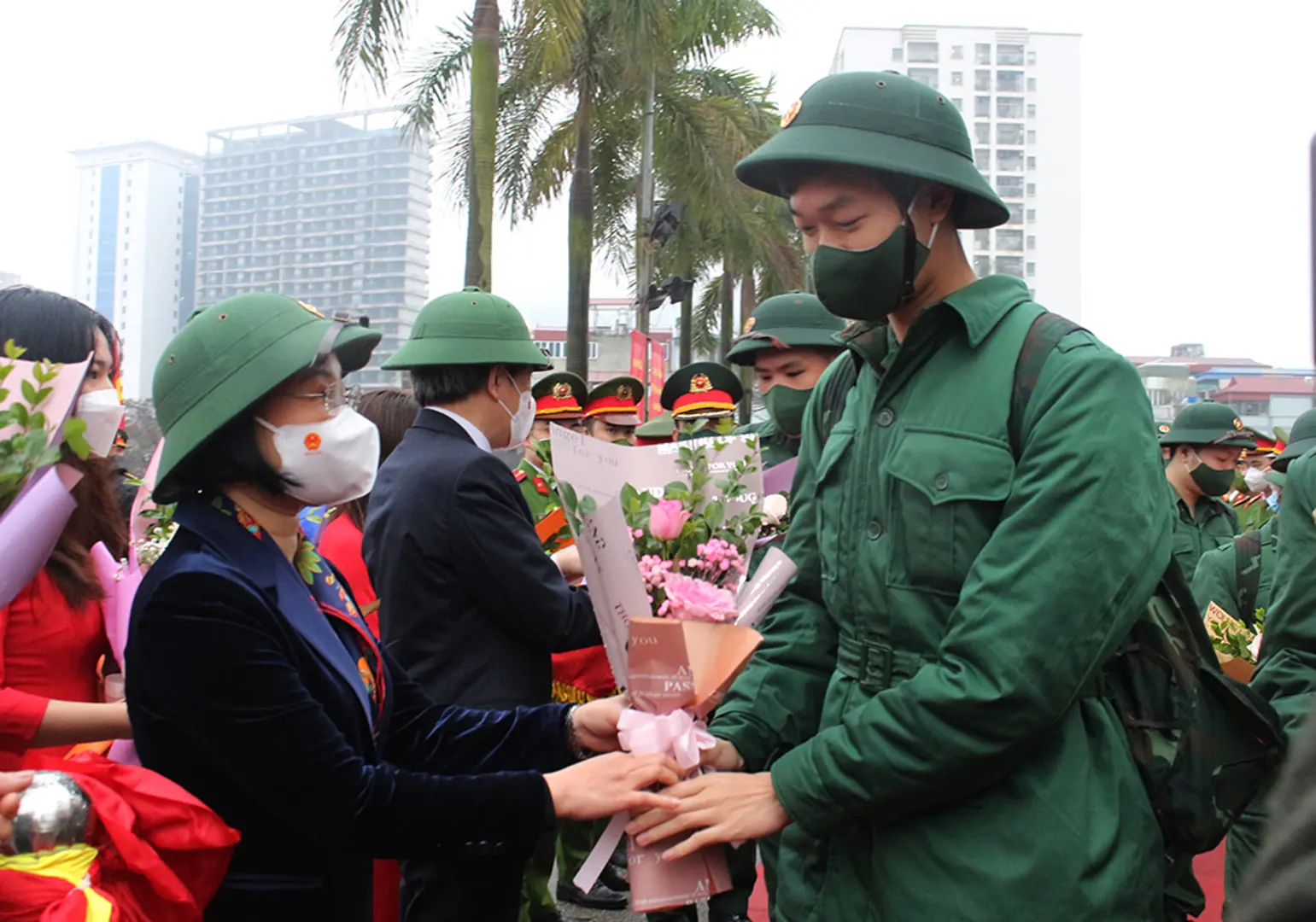 77 tân binh quận Ba Đình thể hiện niềm tự hào trong ngày nhập ngũ