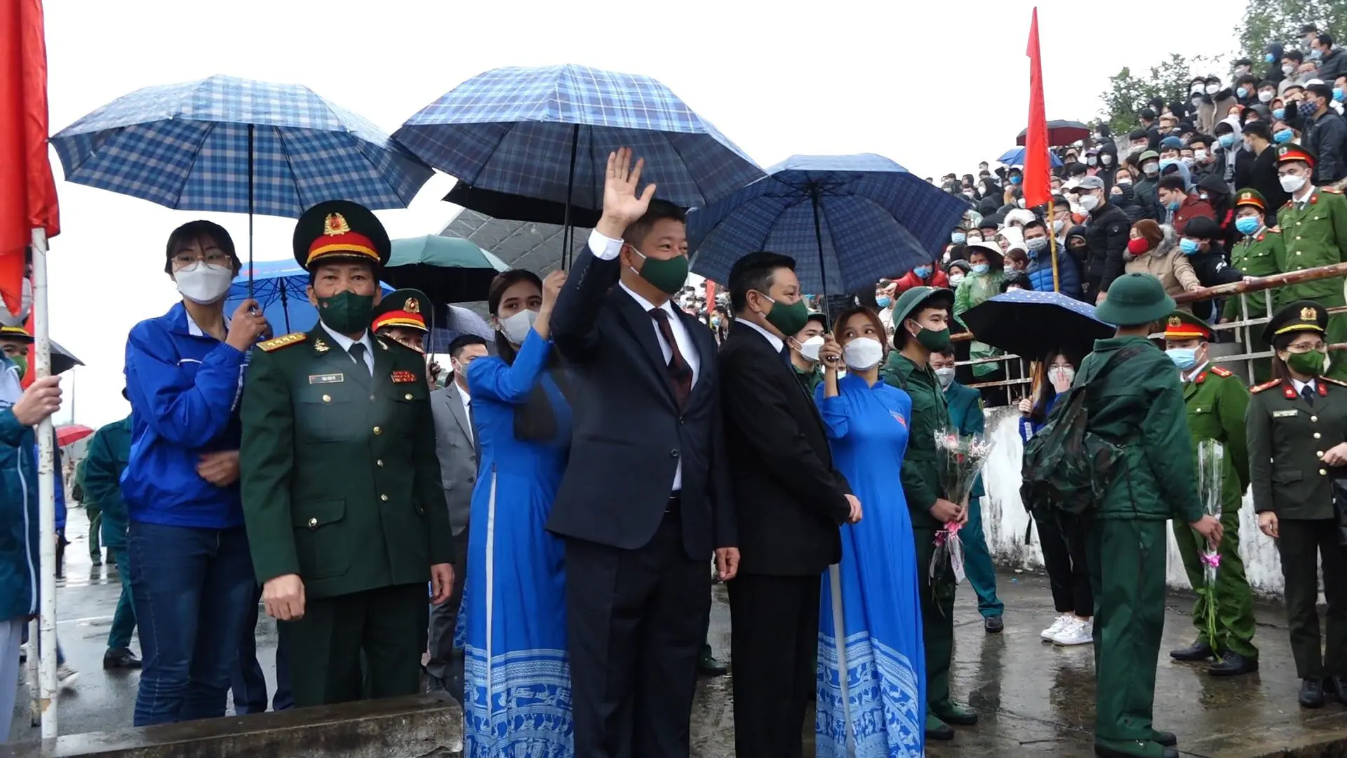 156 tân binh huyện Thanh Oai hăng hái lên đường bảo vệ Tổ quốc