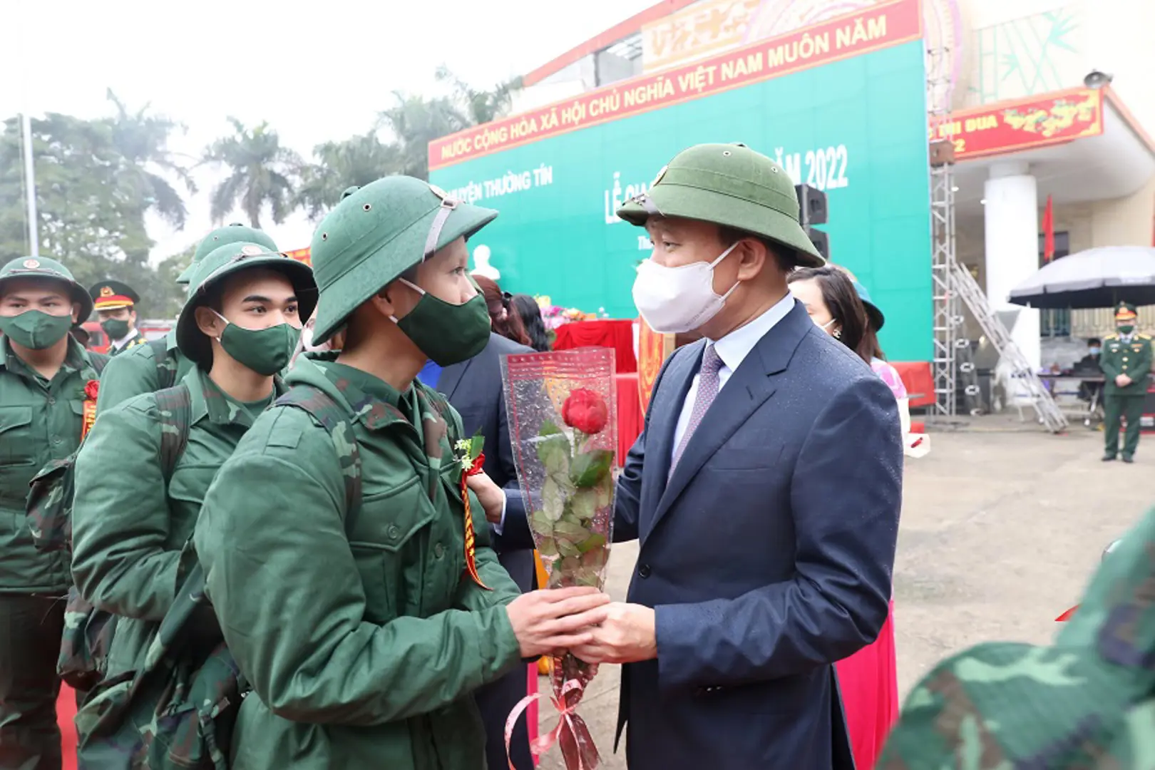 Chủ tịch HĐND TP Nguyễn Ngọc Tuấn động viên tân binh huyện Thường Tín lên đường nhập ngũ