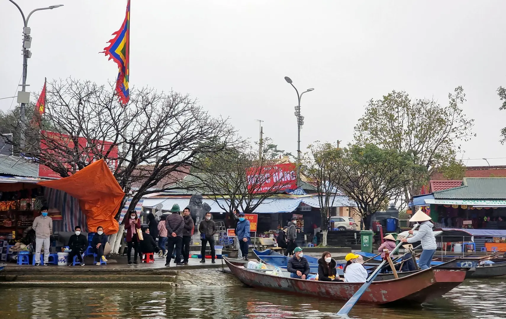 Mở cửa muộn, du lịch tâm linh vẫn hút khách