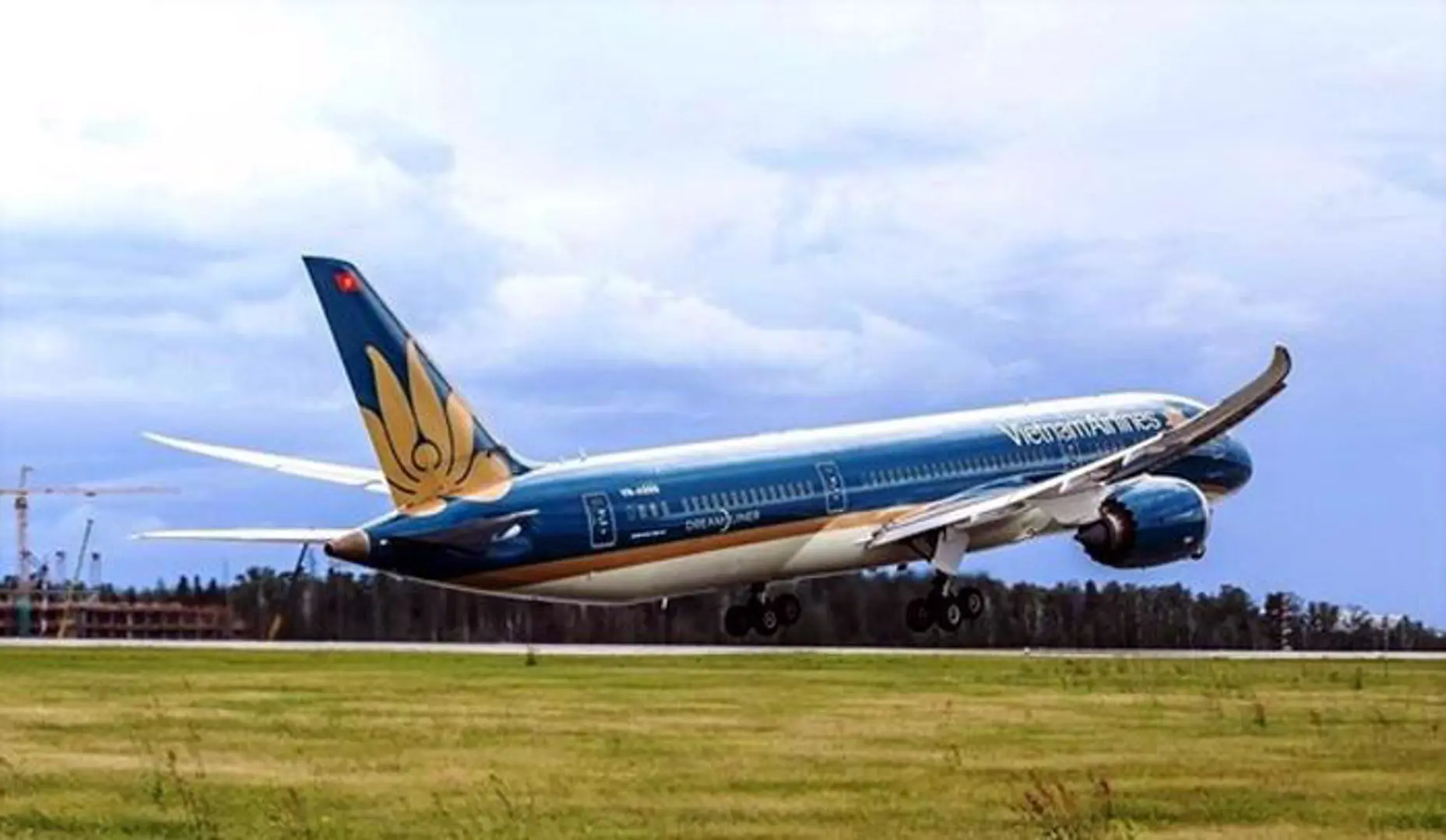 Bộ Ngoại giao lên tiếng vụ bắt nghi phạm dọa bắn máy bay Vietnam Airlines