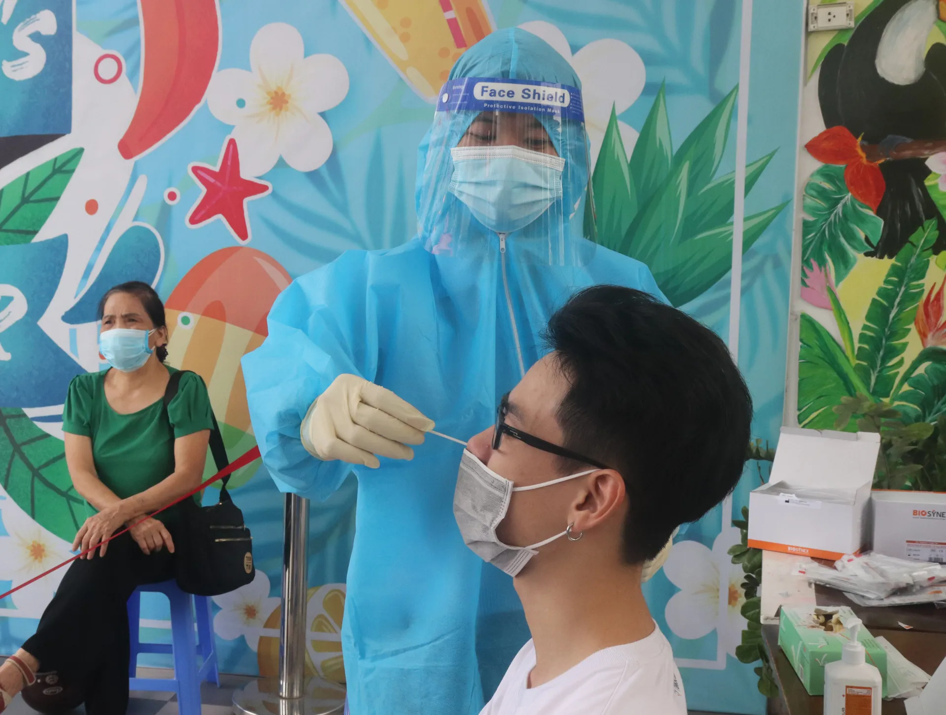 Loạn giá kit test Covid-19: Kiểm soát chặt chất lượng, sớm bình ổn giá