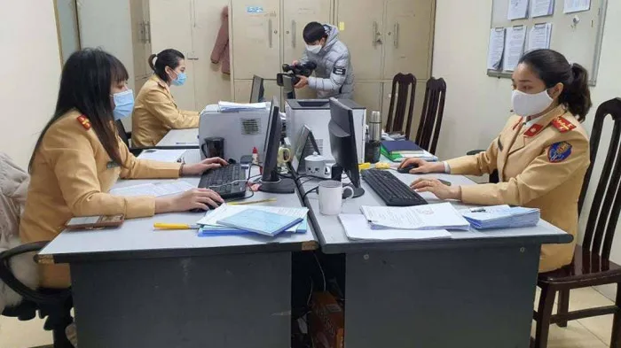 Người vi phạm giao thông ngồi nhà nộp phạt, giấy tờ được trả tận tay