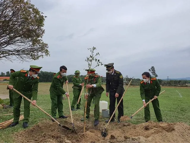 Quảng Bình: Trại giam Đồng Sơn ra quân trồng mới hàng nghìn cây xanh