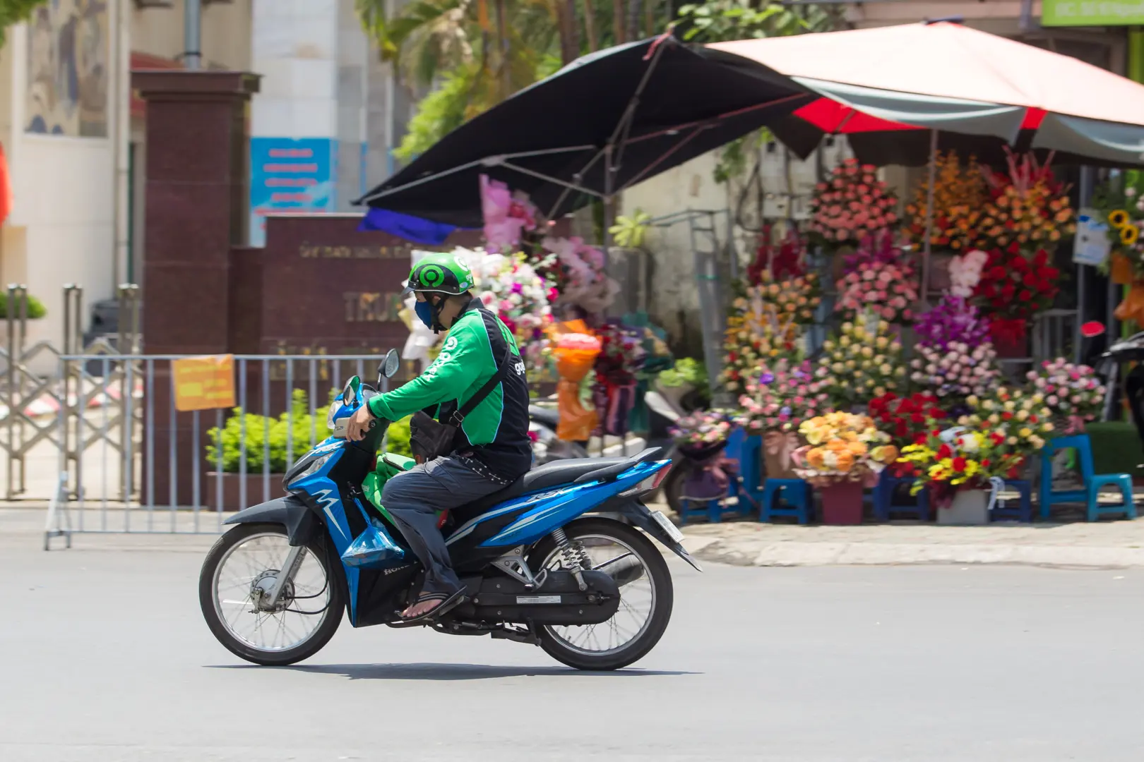 Xăng, dầu tăng giá: Tài xế "đau đầu"