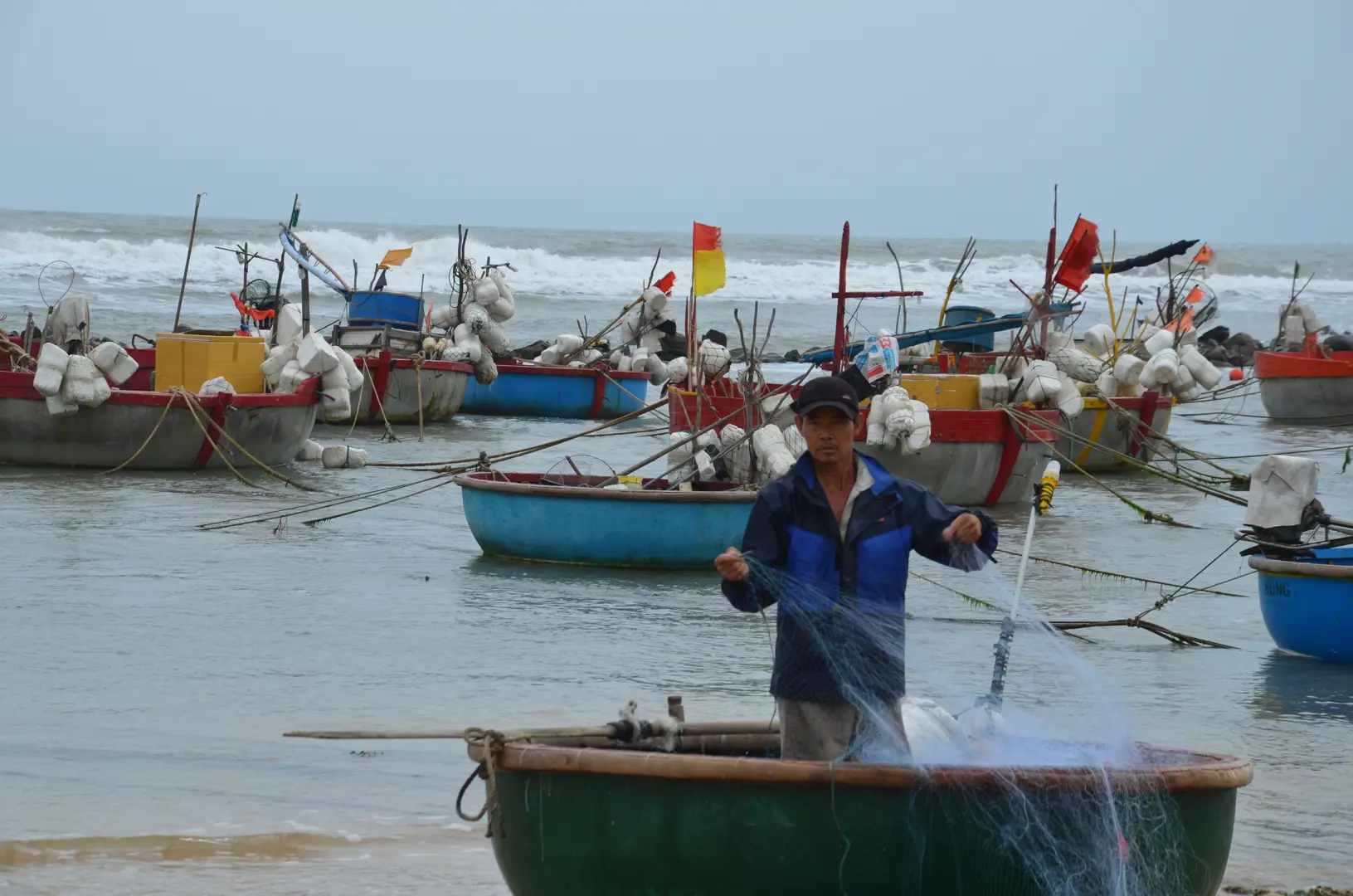 Lênh đênh lưới thúng mưu sinh