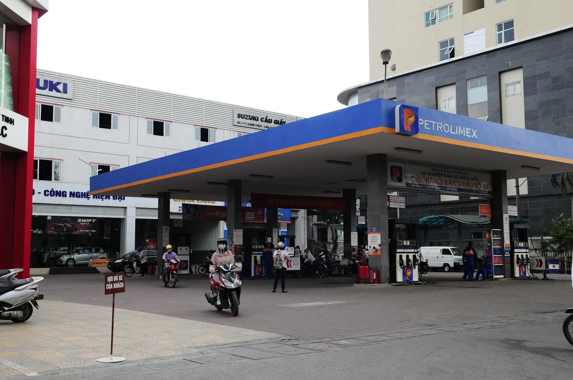 Cửa hàng bán xăng dầu trên phố Tây Sơn. Ảnh Hải Linh