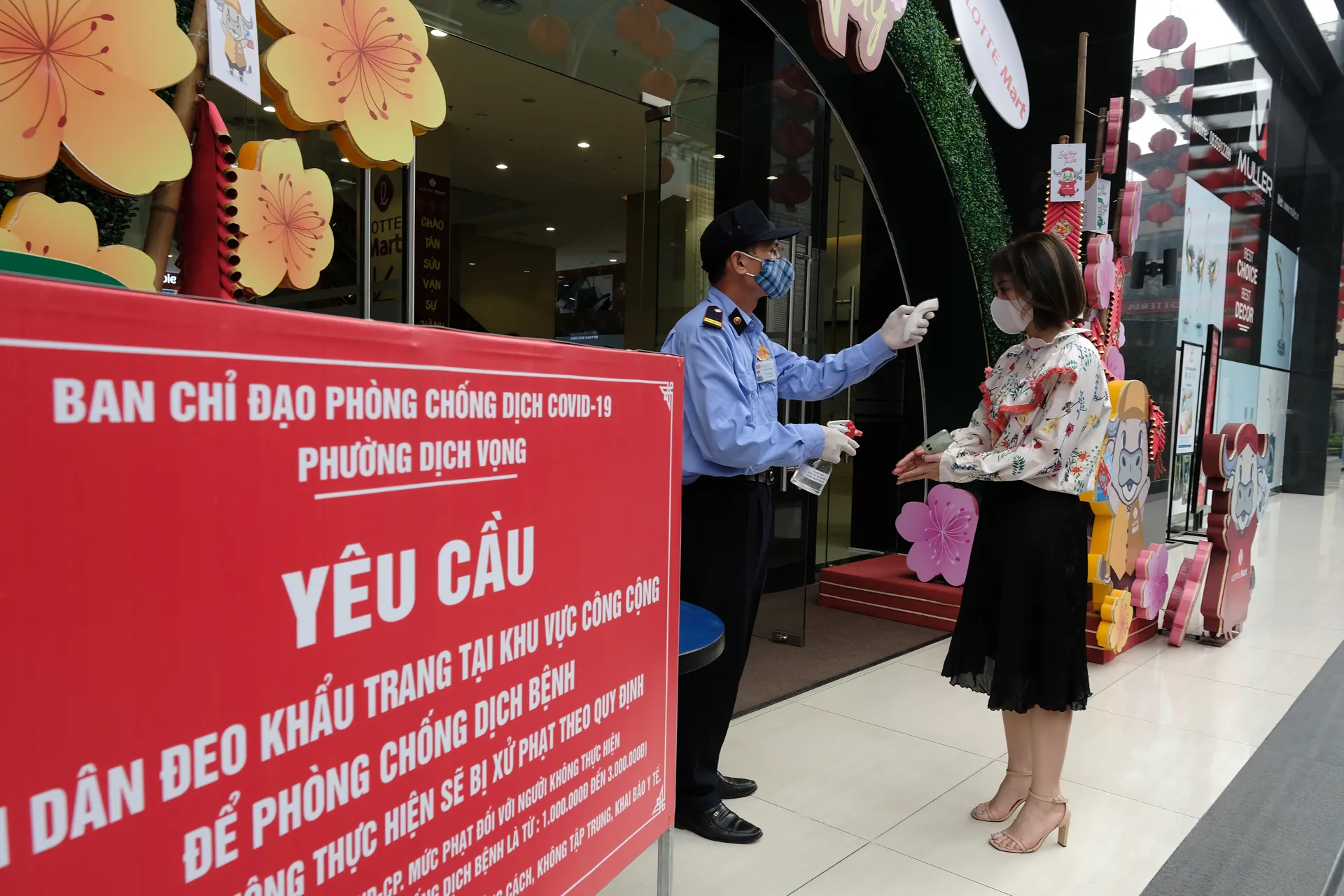 Người dân thực hiện biện pháp phòng dịch trước khi vào Trung tâm thương mại trên địa bàn Cầu Giấy, Hà Nội. Ảnh Phạm Hùng (1)