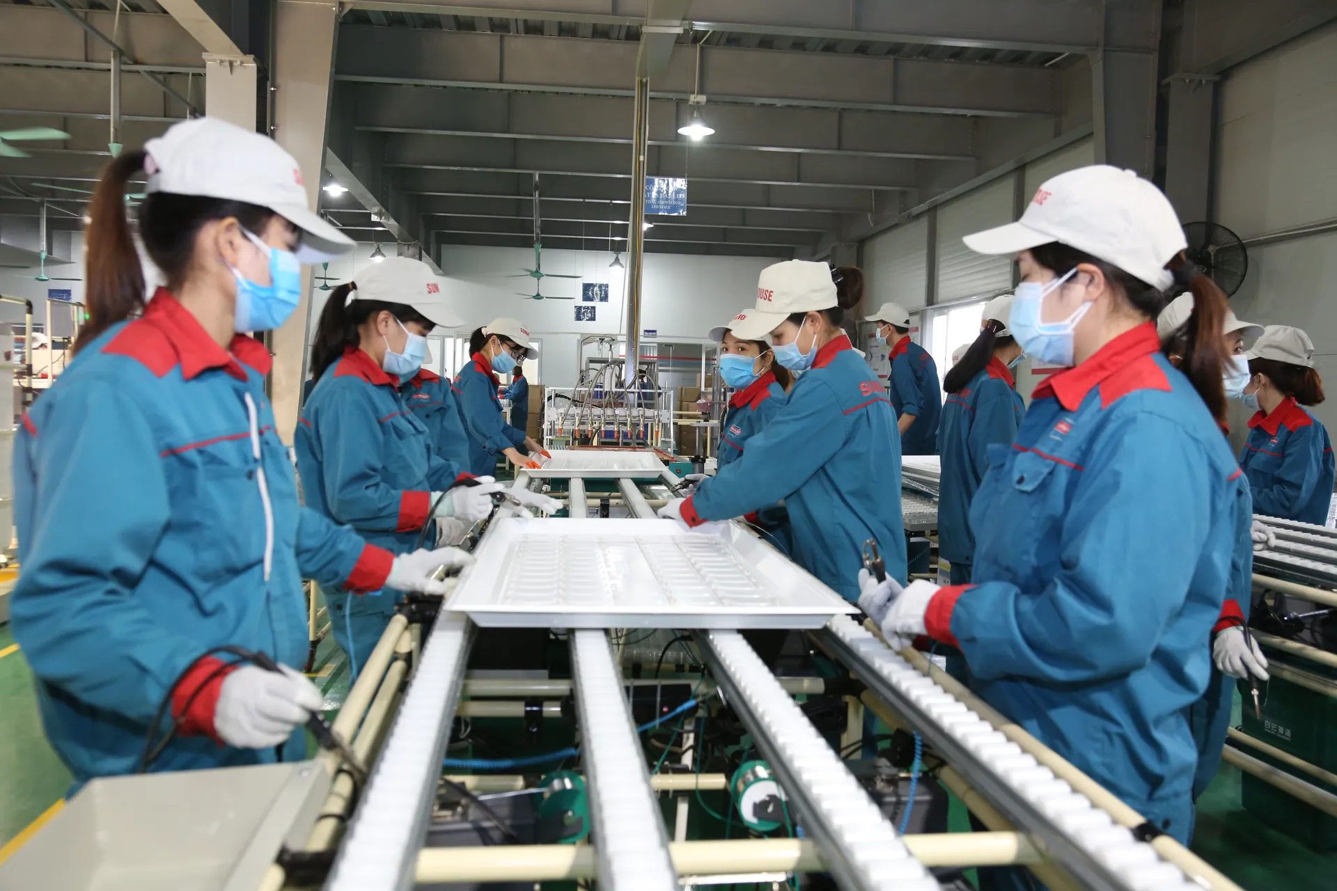 Nhiều doanh nghiệp gặp khó khăn do dịch Covid - 19. Ảnh Thanh Hải