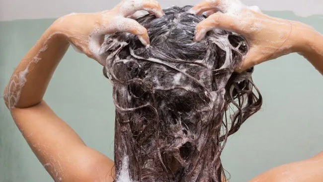 Người nhiễm Covid-19 có nên tắm, gội?