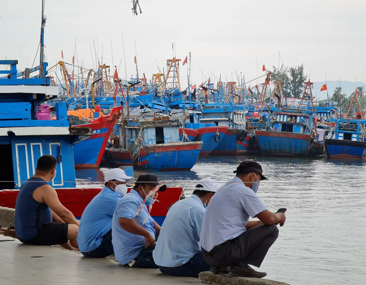 Quảng Ngãi: Dầu tăng giá, tàu nằm bờ