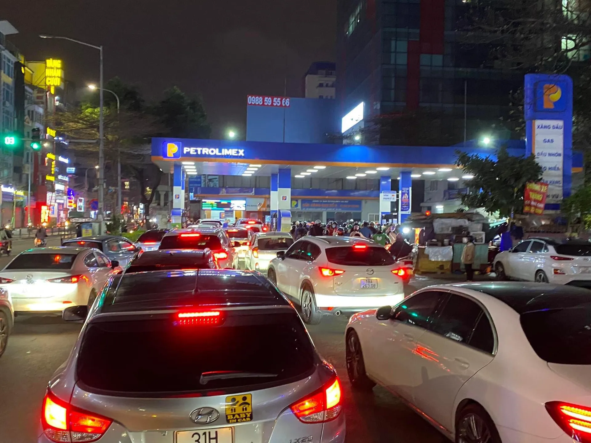 Hà Nội: Người dân đổ xô đi mua xăng trước giờ tăng giá "khủng"