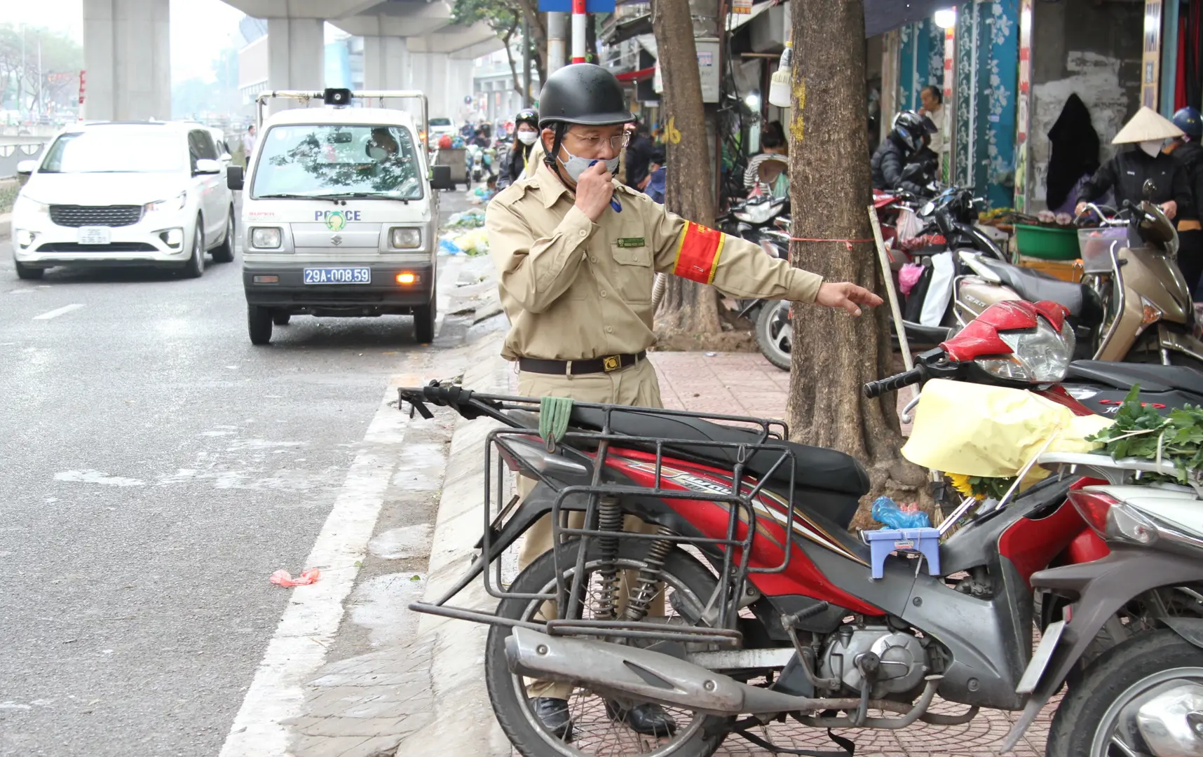 Xử lý vi phạm trật tự đô thị quanh chợ Ngã Tư Sở