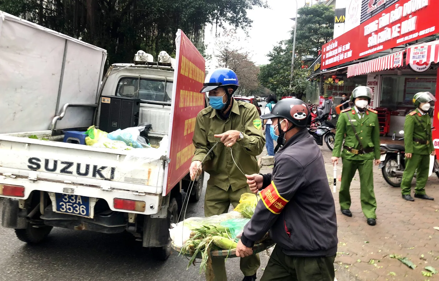 Lực lượng chức năng phường  Mộ Lao, quận Hà Đông tuyên truyền, xử lý vi phạm trật tự, môi trường đô thị.  (1)