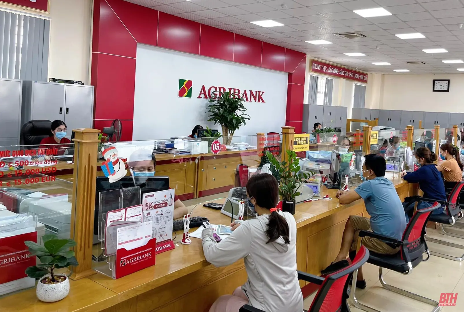 Khách hàng giao dịch tại ngân hàng Agribank .