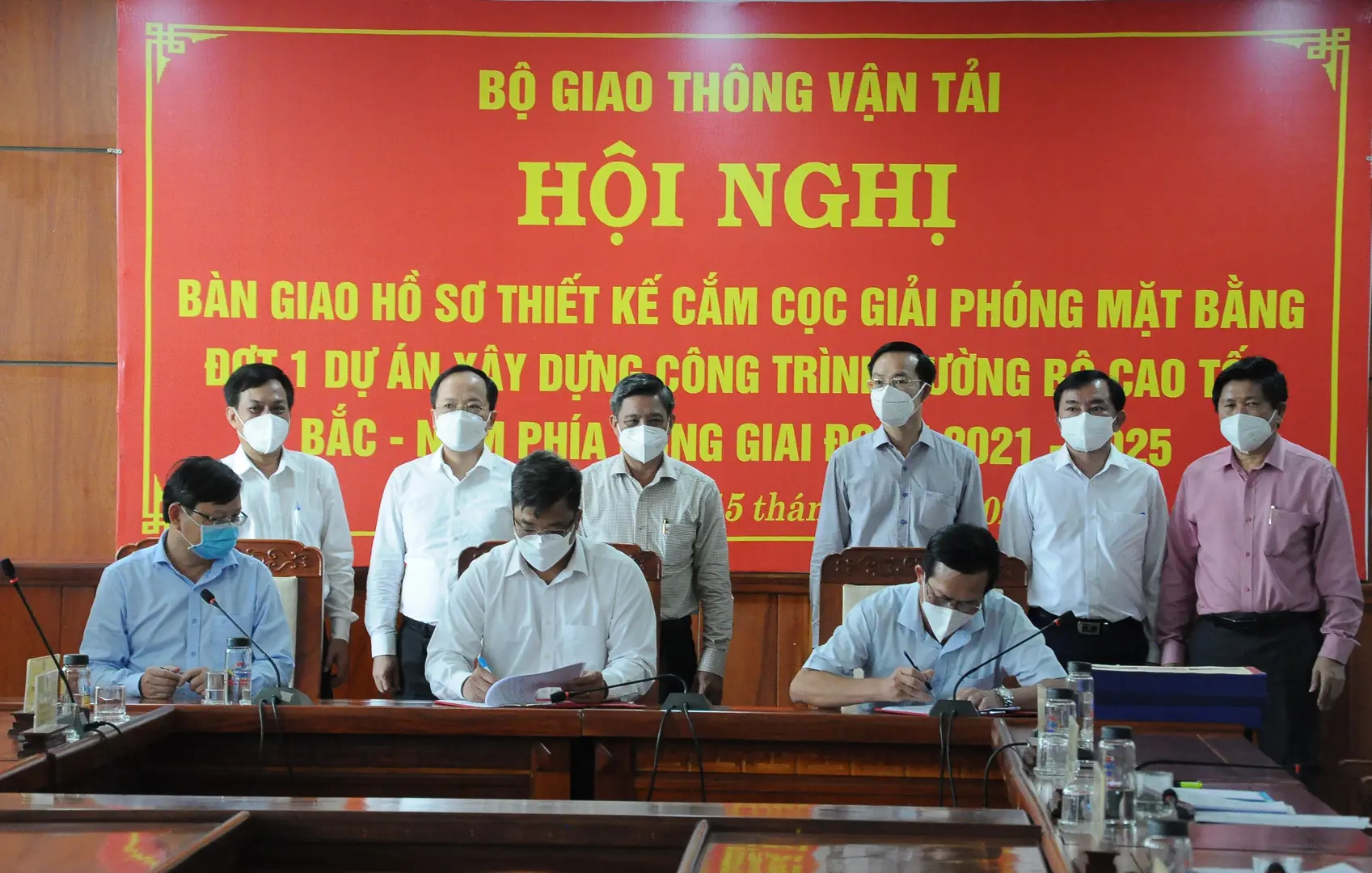 Bàn giao cọc giải phóng mặt bằng tuyến cao tốc Cần Thơ - Cà Mau