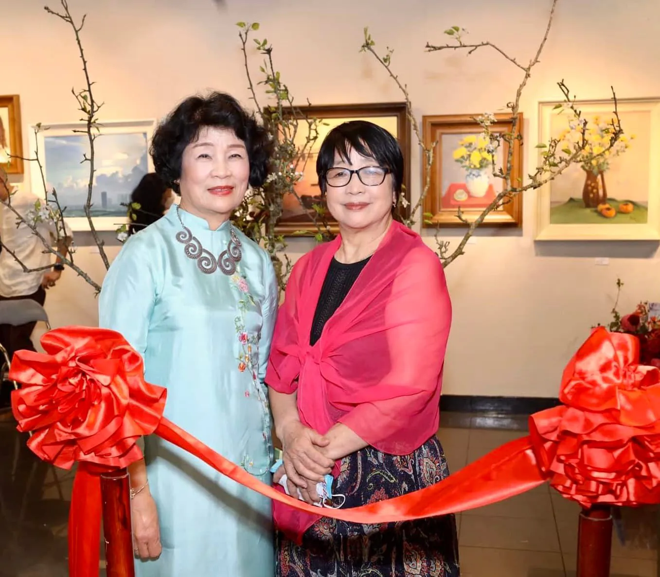 Hai nữ hoạ sĩ Lê Thiếu Ngân và Trần Thị Trường tại lễ khai mạc triển lãm