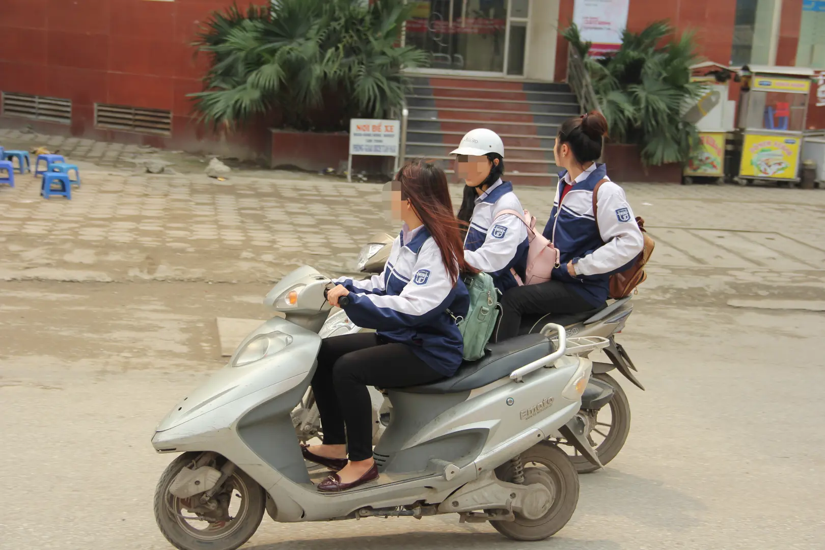 Học sinh trên địa bàn quận Hai Bà Trưng, Hà Nội điều khiển xe máy dù chưa đủ tuổi có bằng lái xe. Ảnh Công Hùng (2)