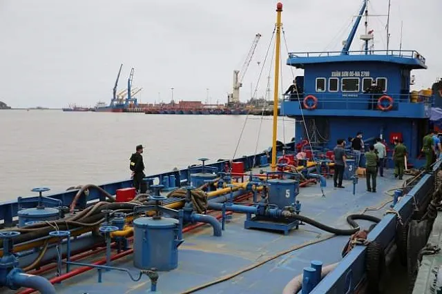 Nghệ An: Bắt giữ tàu chở 1 triệu lít xăng không rõ nguồn gốc
