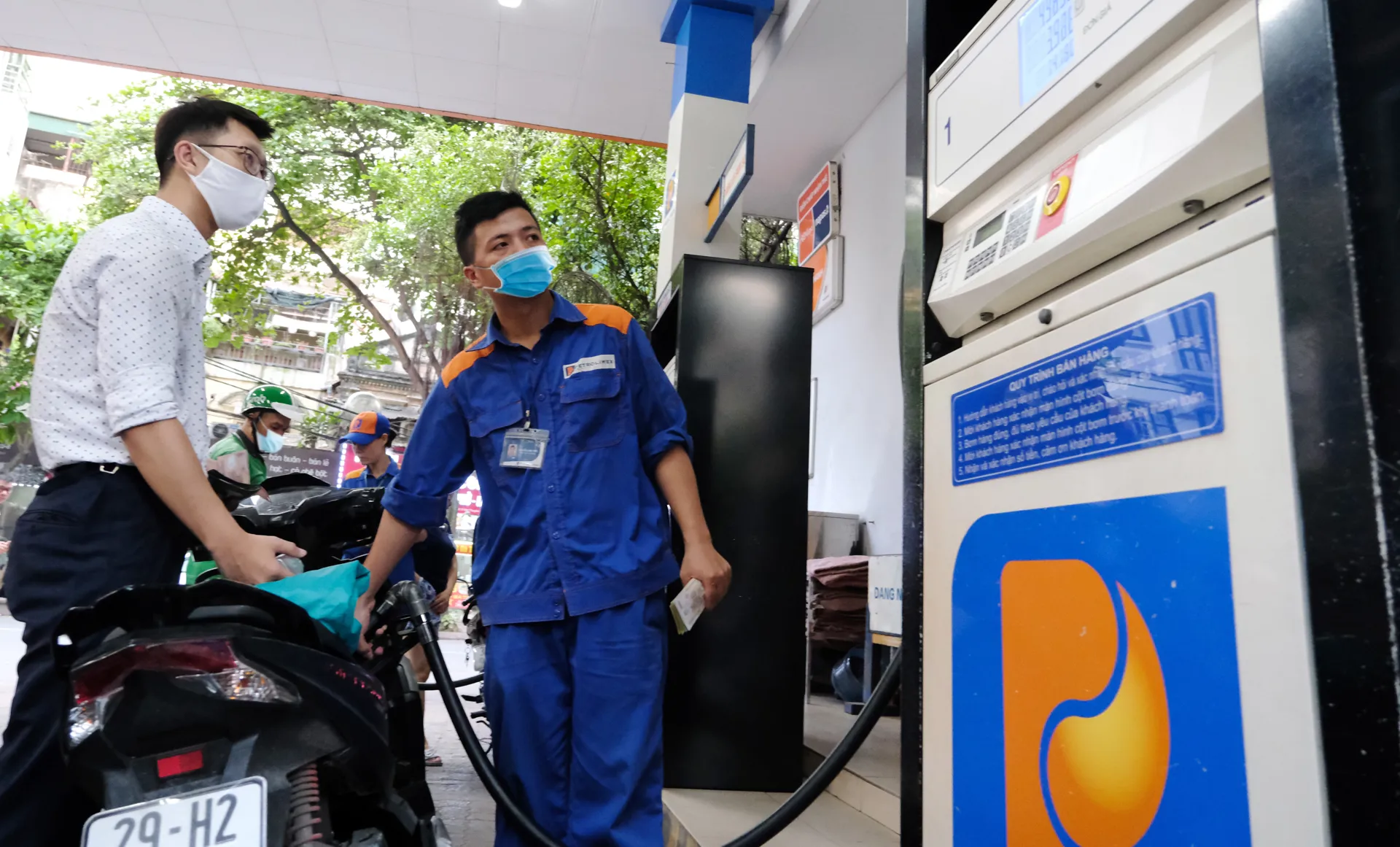 Tìm biện pháp ứng phó giá xăng, dầu tăng