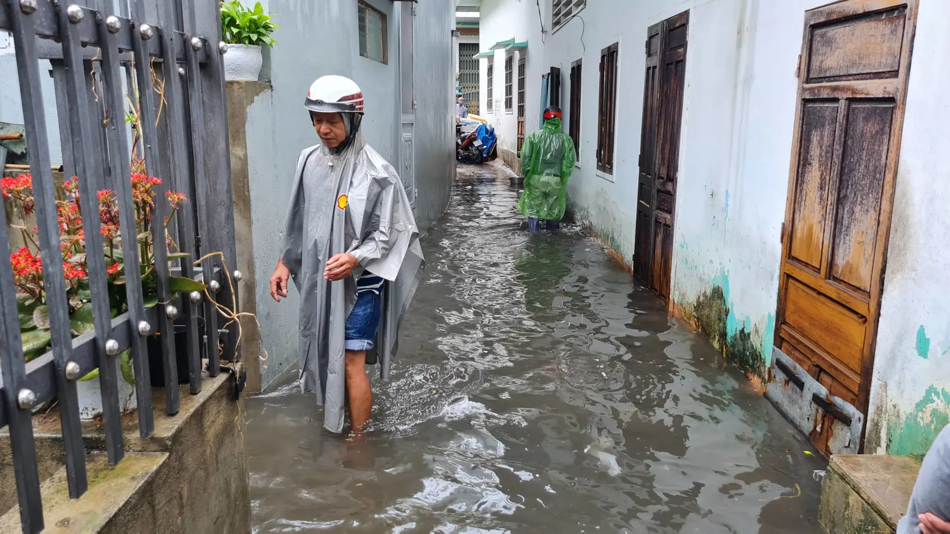 Mưa lớn khiến nhiều nơi ở Quảng Ngãi, Bình Định bị ngập sâu