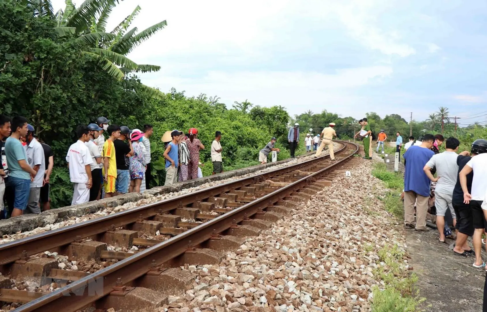 Ngủ trên đường ray, nam thanh niên bị tàu cán tử vong