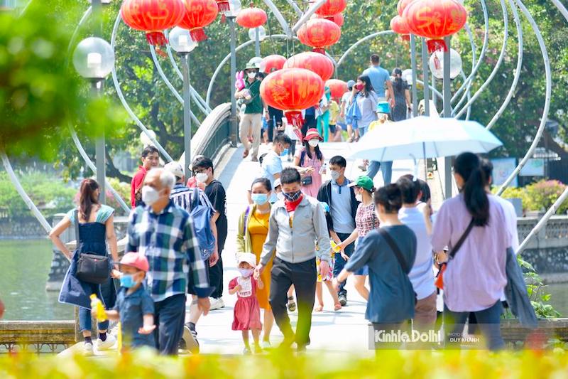 Bustling tourism and aviation during Hung Kings holiday