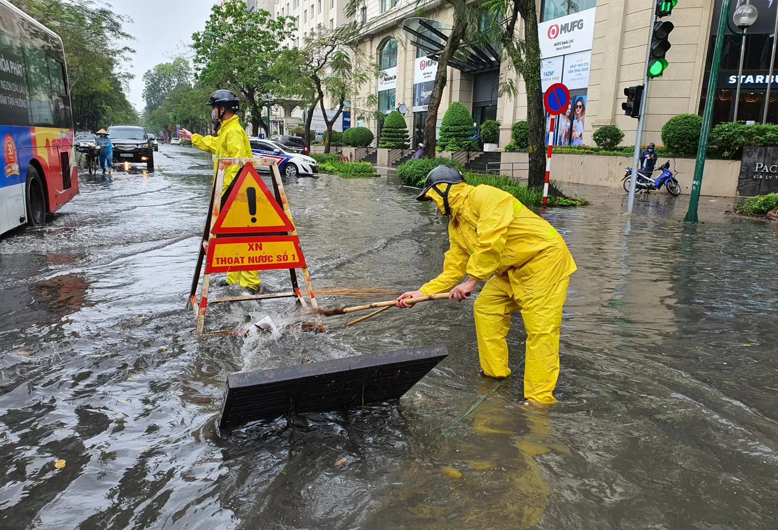 Công nhân thoát nước kịp thời khơi thông dòng chảy, chống ngập cho Thủ đô