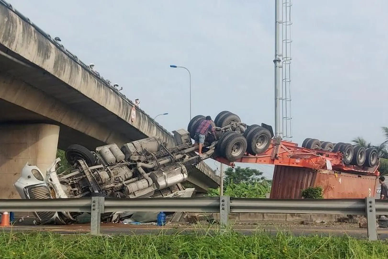 Xe container lật ngang trên cao tốc TP Hồ Chí Minh - Trung Lương