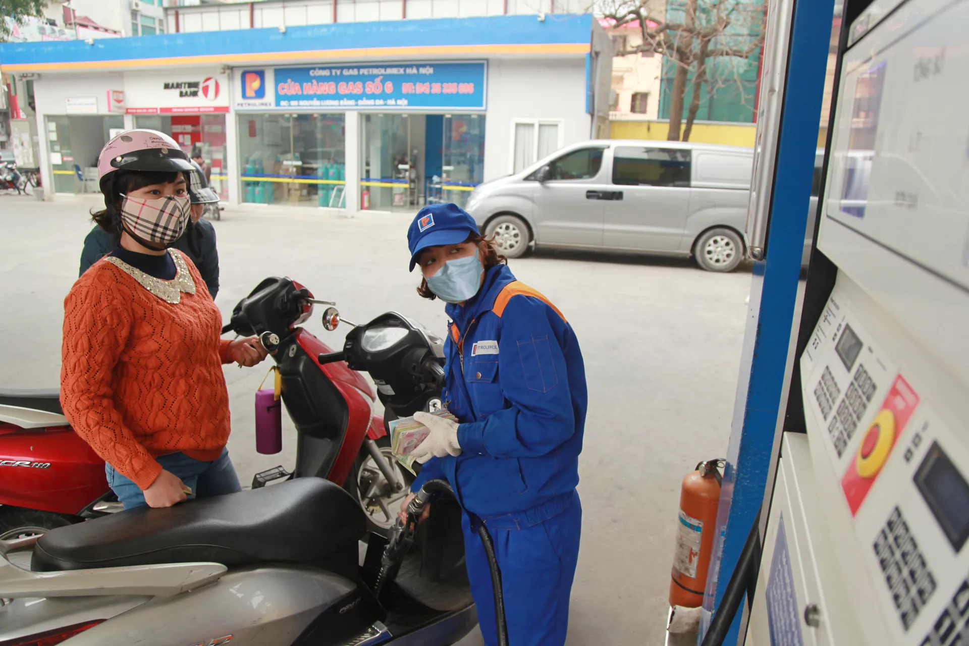 Giá xăng tăng gần 700 đồng/lít