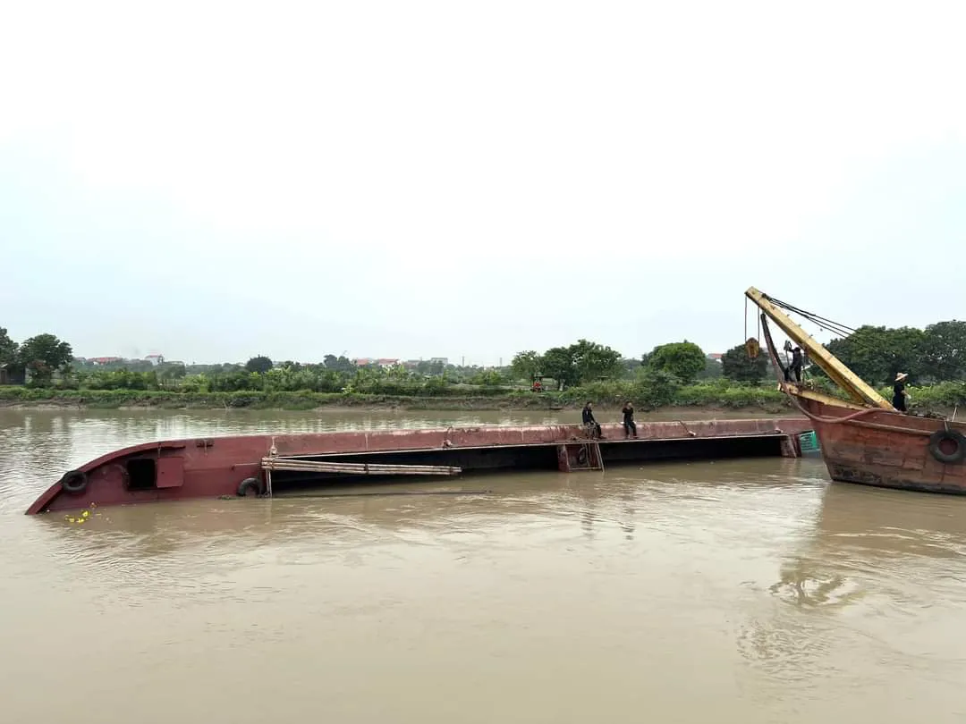 Quảng Ninh: Đắm tàu ở sông Cầm 2 người kịp thời thoát nạn