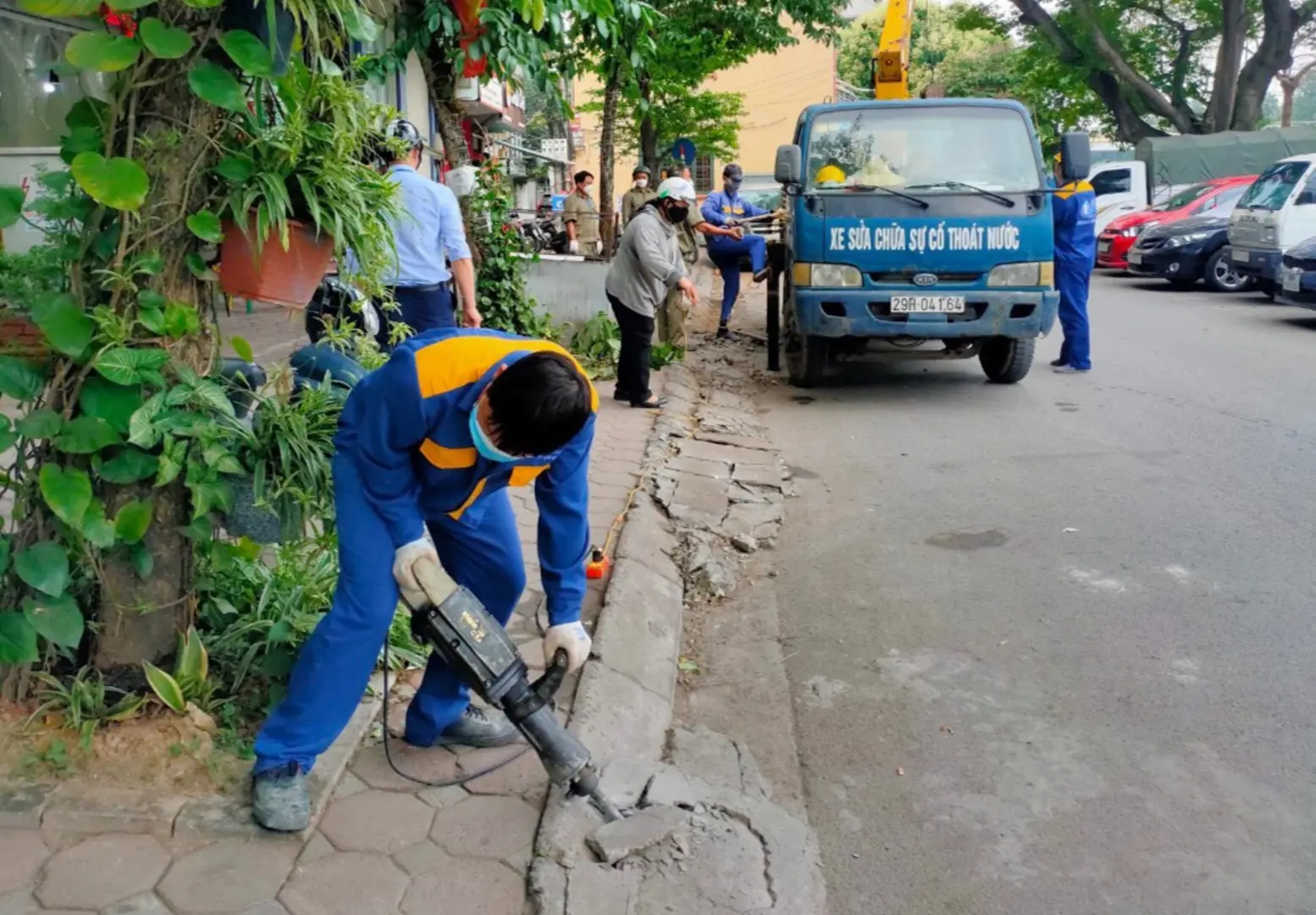 Tăng cường xử lý bục bệ, cầu dẫn cản trở hệ thống thoát nước