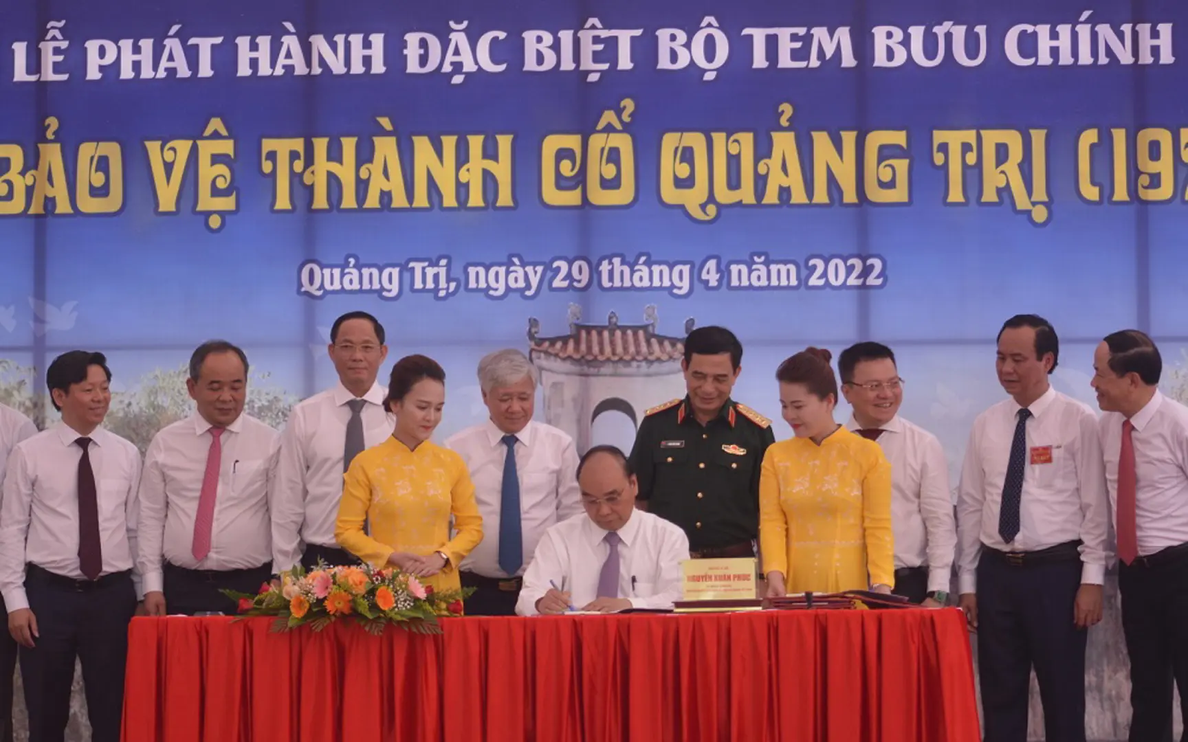 Phát hành bộ tem “50 năm bảo vệ Thành cổ Quảng Trị”