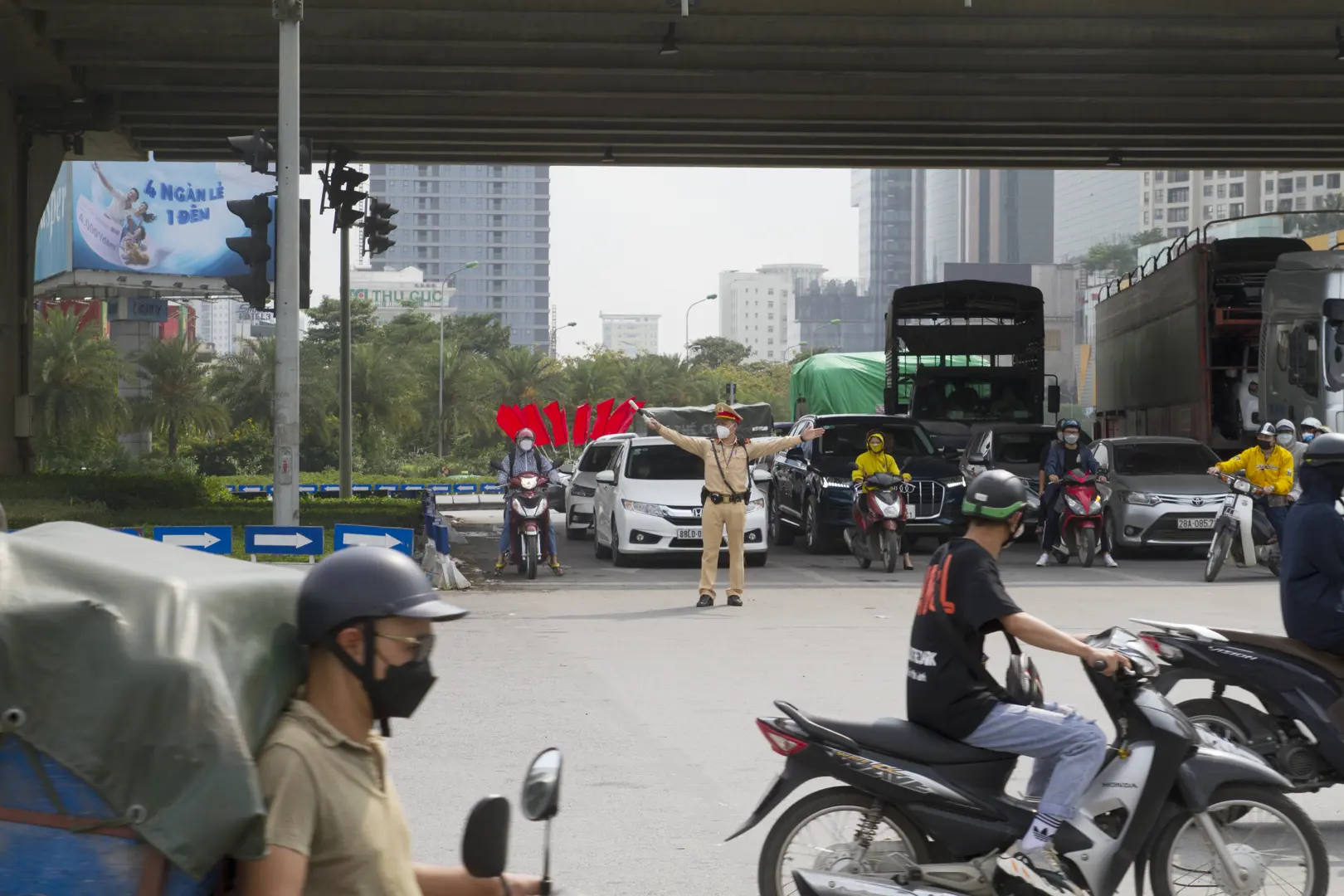 Cảnh sát giao thông căng mình làm nhiệm vụ trong hơn 20 giờ qua