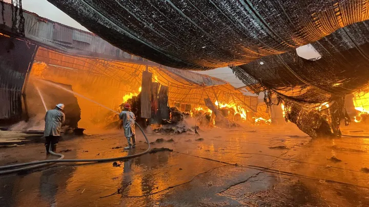 Cháy dữ dội tại xưởng gỗ dán ở Gia Lâm