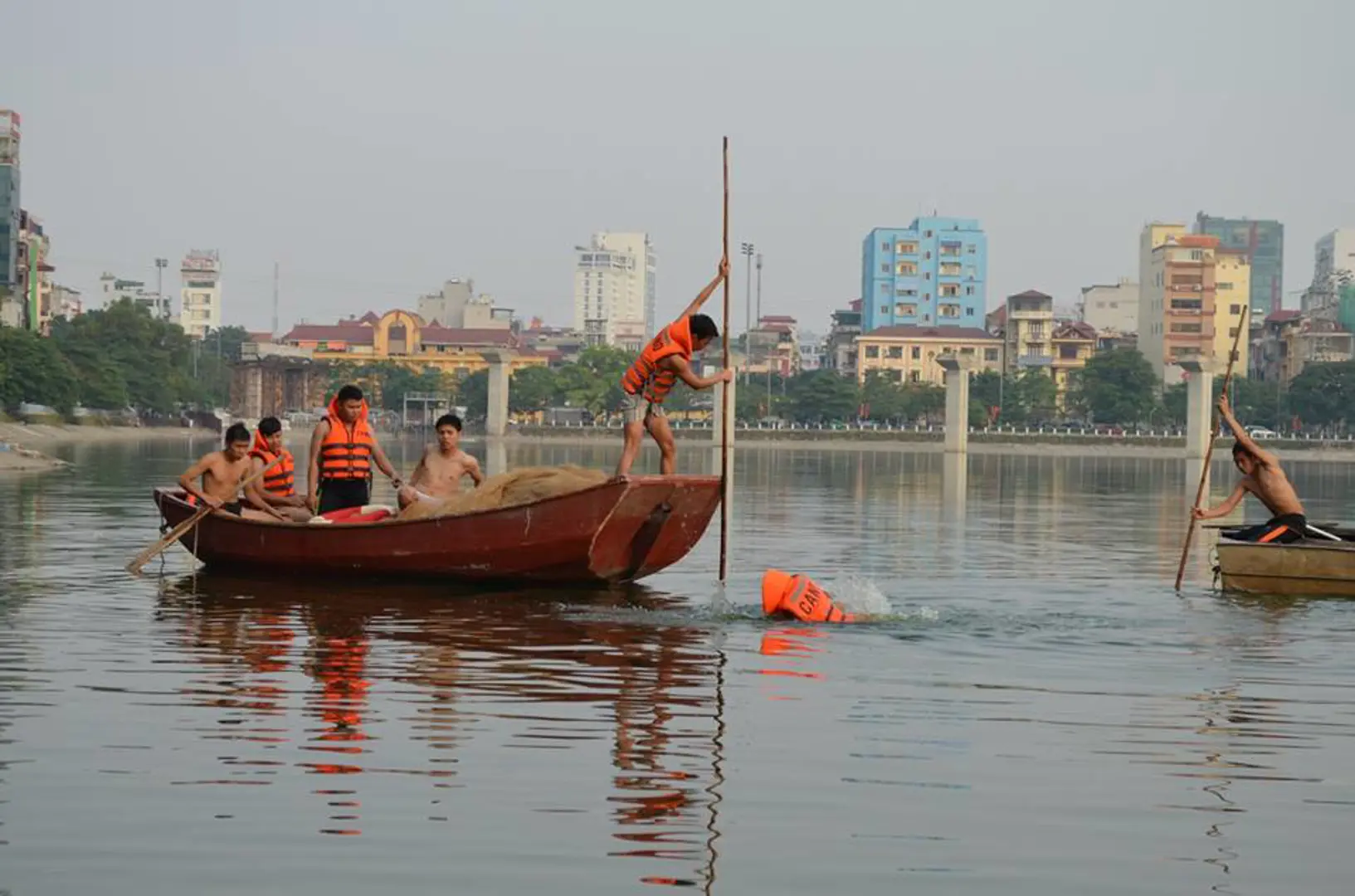 Phát hiện nam thanh niên tử vong ở hồ Hoàng Cầu