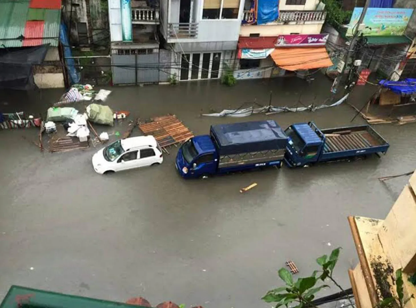 Hạ tầng yếu kém, gầm cầu Vĩnh Tuy thường xuyên ngập úng