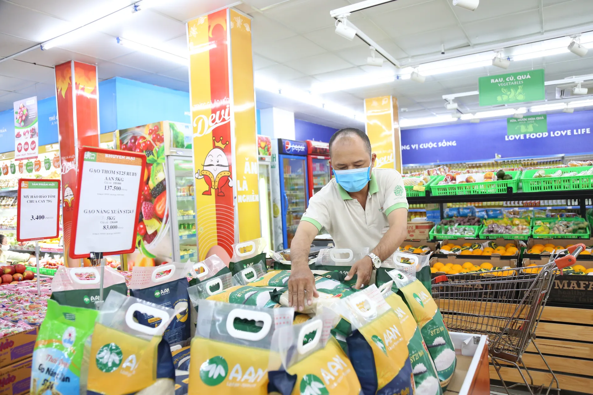 Mặt hàng lương thực tăng cao sẽ tạo áp lực đến mục tiêu kiểm soát lạm phát năm 2022. Ảnh: Thanh Hải