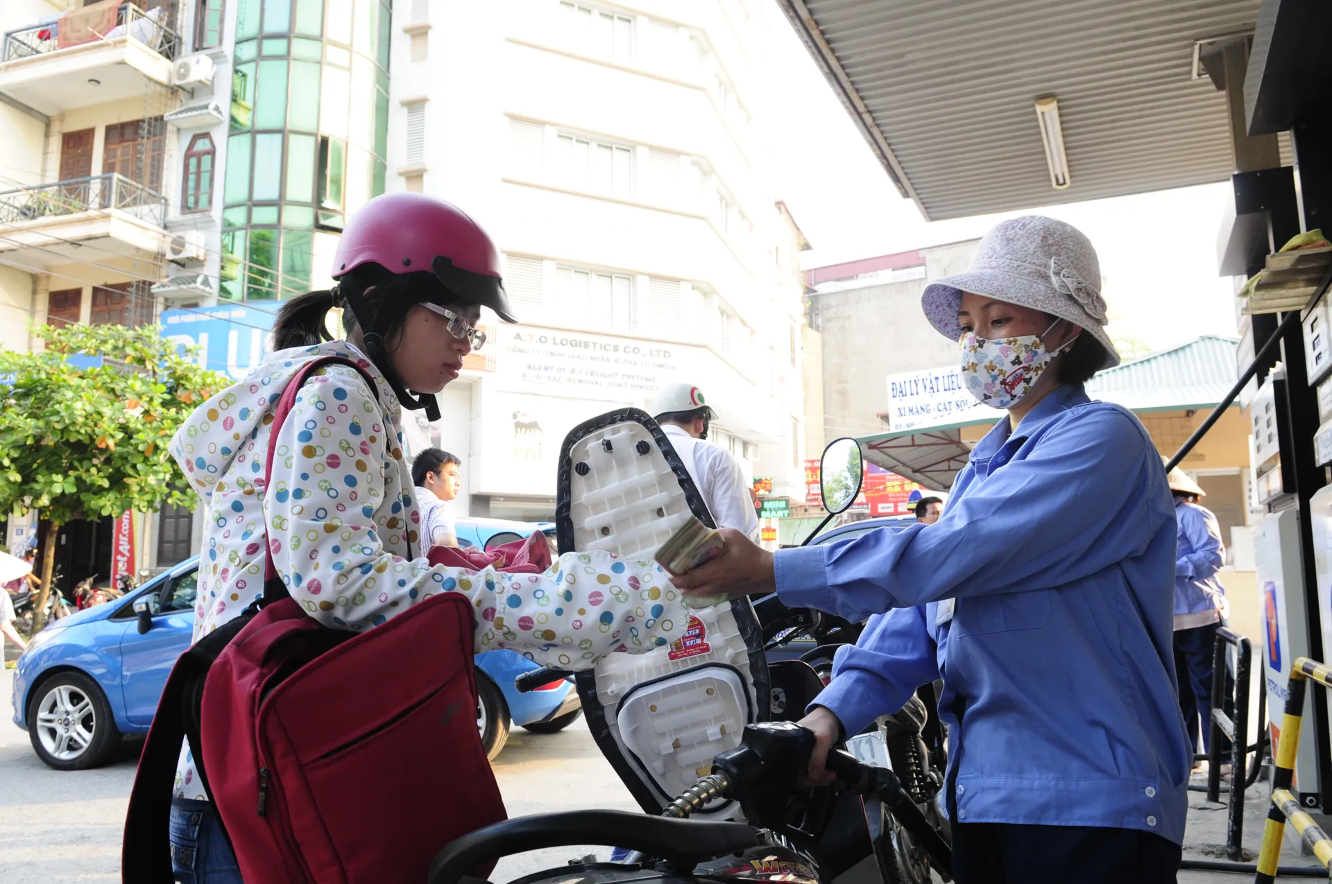 Người tiêu dùng mua xăng tại một cửa hàng tại Hà Nội. Ảnh: Hải Linh