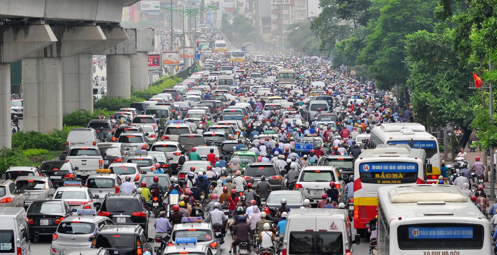 Ùn tắc trên tuyến đường Ba La - Ngã Tư Sở: Cách nào xử lý?