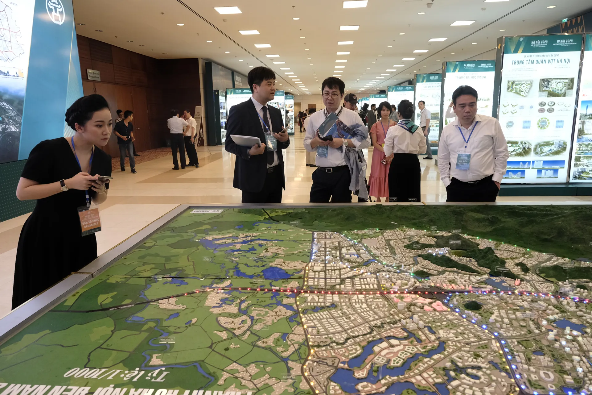 Người dân xem sa bàn quy hoạch phát triển TP Hà Nội. Ảnh: Công Hùng
