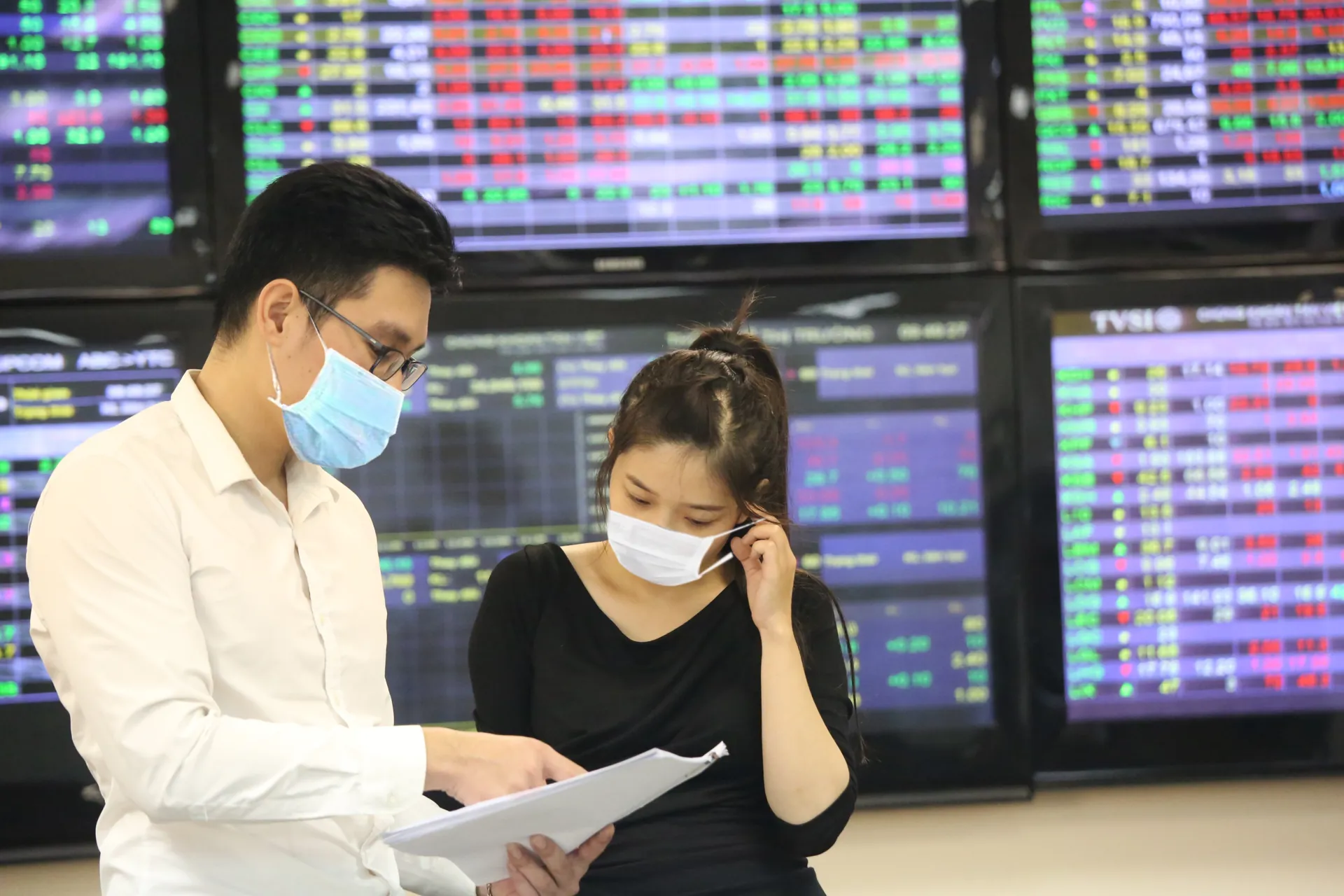 Nhà đầu tư giao dịch tại một sàn chứng khoán ở Hà Nội. Ảnh: Công Hùng