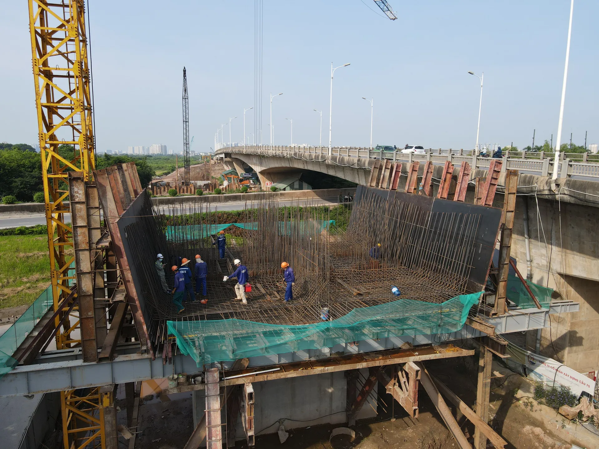 Thi công dự án cầu Vĩnh Tuy giai đoạn 2. Ảnh: Công Hùng