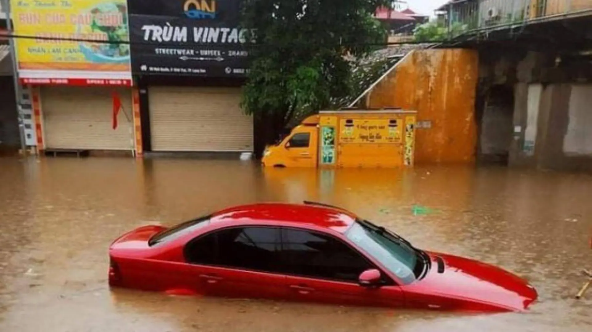 Lạng Sơn: Mưa lớn khiến nhiều nơi ngập nặng, ô tô nổi lềnh bềnh