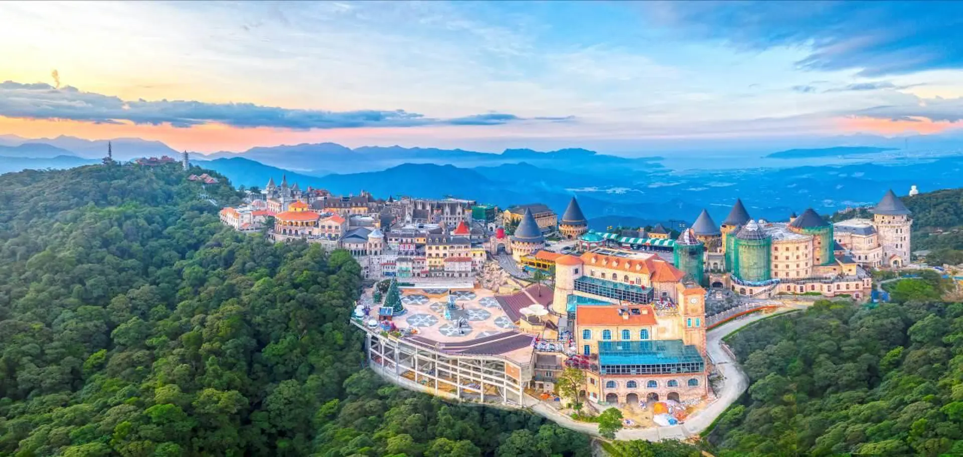 Sun World Ba Na Hills hóa xứ sở của những người khổng lồ 