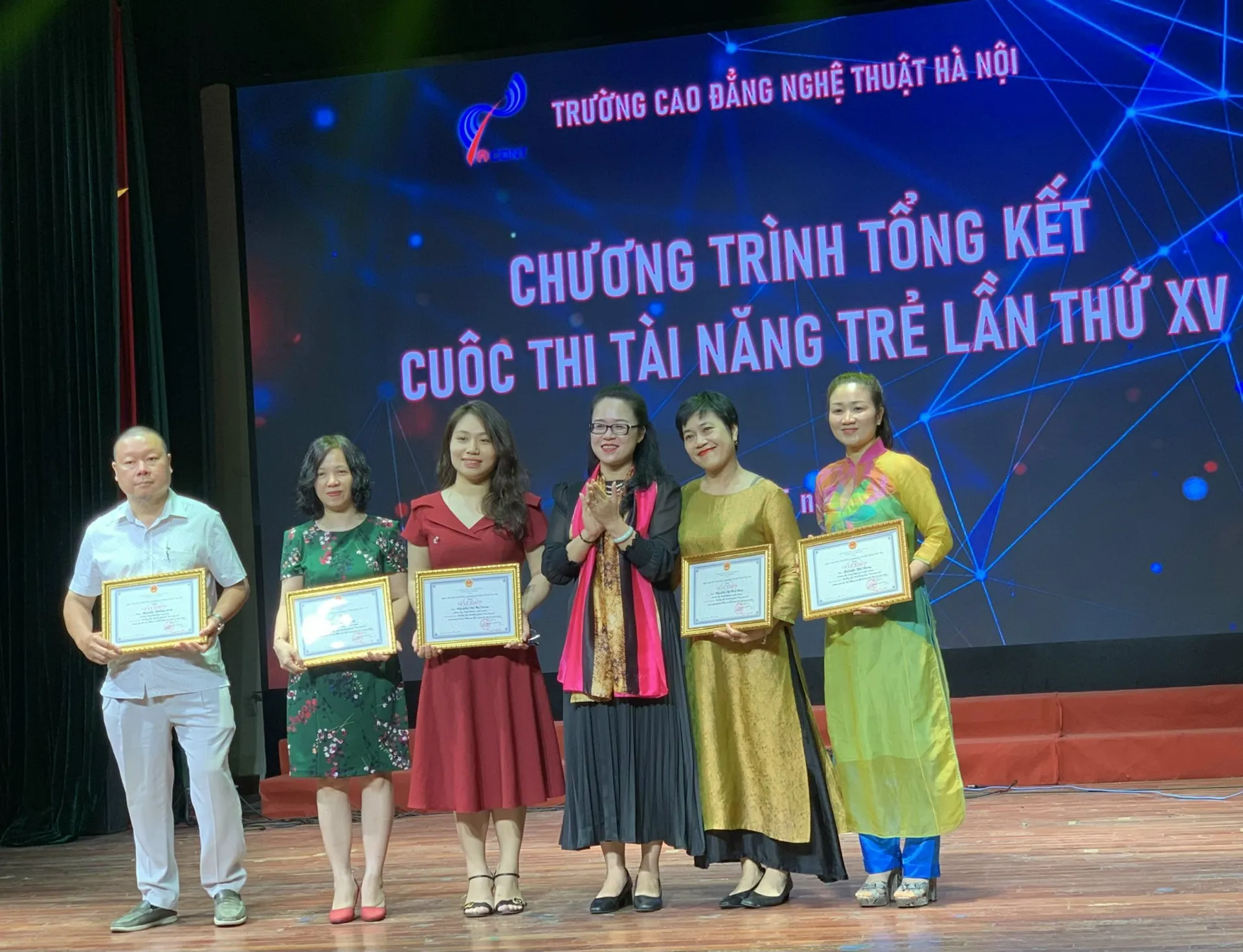 Và trao giấy khen cho những giảng viên tham gia dàn dựng các phần trình diễn đoạt giải tại cuộc thi