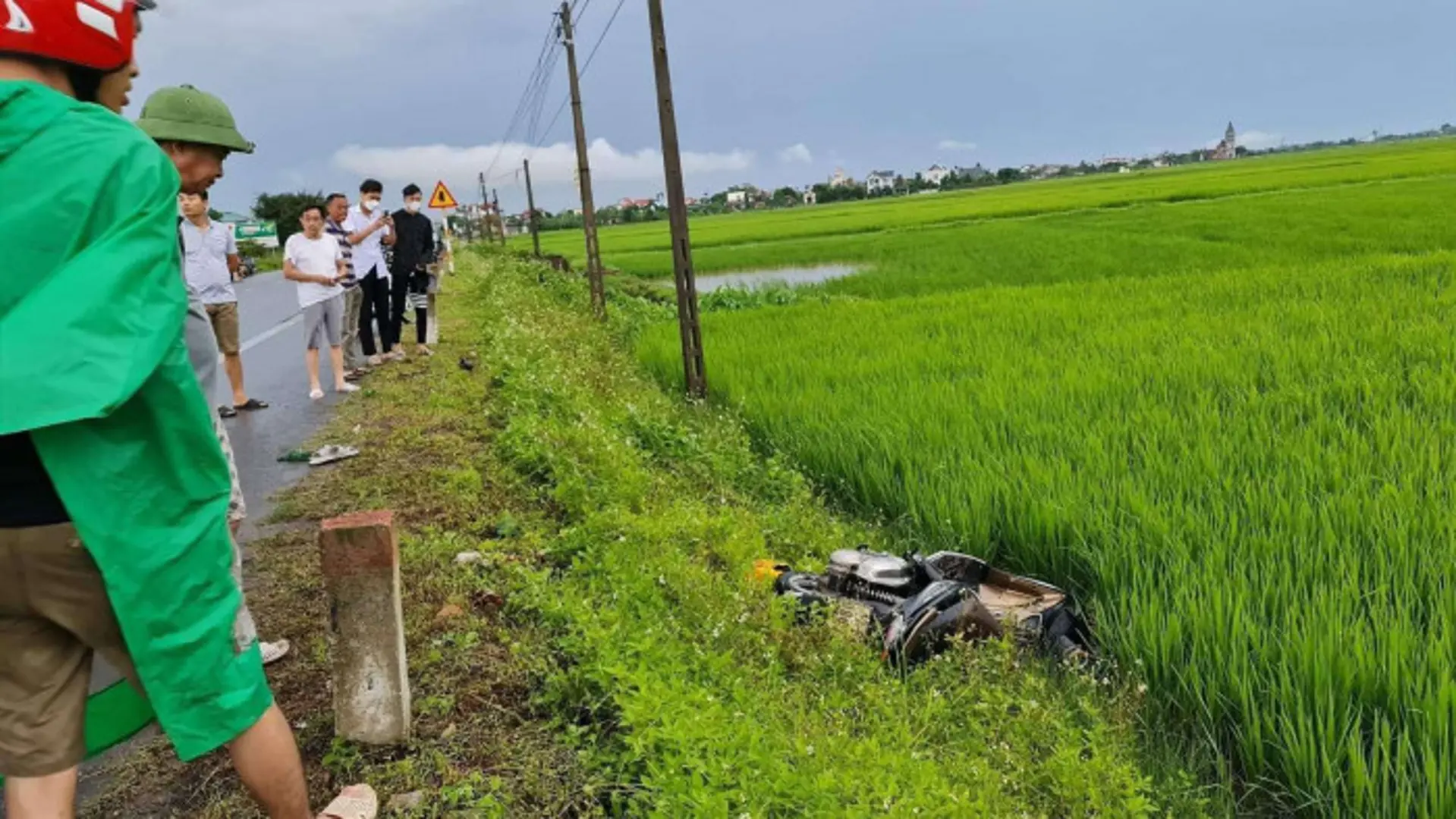 Thái Bình: Trên đường đi làm về, 3 người bị sét đánh tử vong 