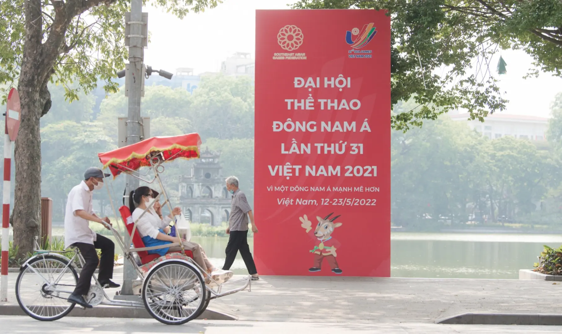 Hà Nội nhộn nhịp cờ hoa chờ đón giờ khai mạc SEA Games 31