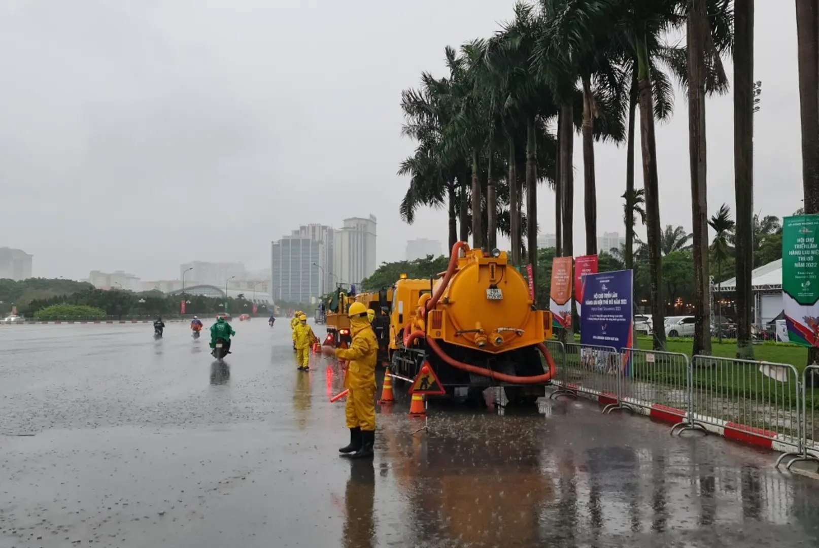 Tăng cường ứng trực, hạn chế ngập úng quanh sân vận động Mỹ Đình